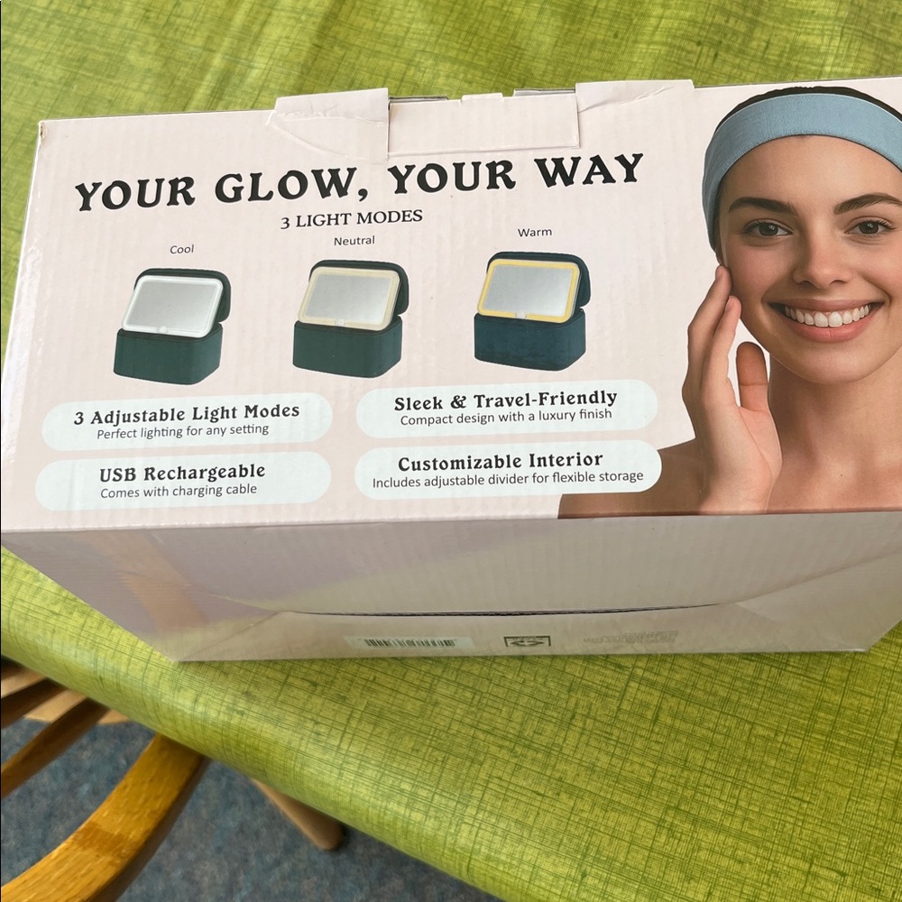 Portable Lighted Makeup CASE and Mirror - Picture 4 of 6
